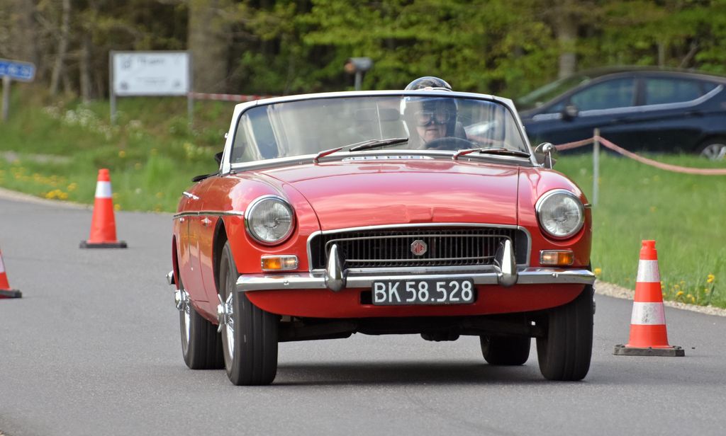 For sønderjyden, Sophie Nielsen, blev Lindum Skov Hill Climb 2023 en ekstra oplevelse med både åben kaleche og motorbriller i sin MG MGB fra 1970